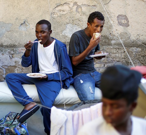 Tempers Flare As Temperatures Soar At Rome S Gloomy Street Migrant