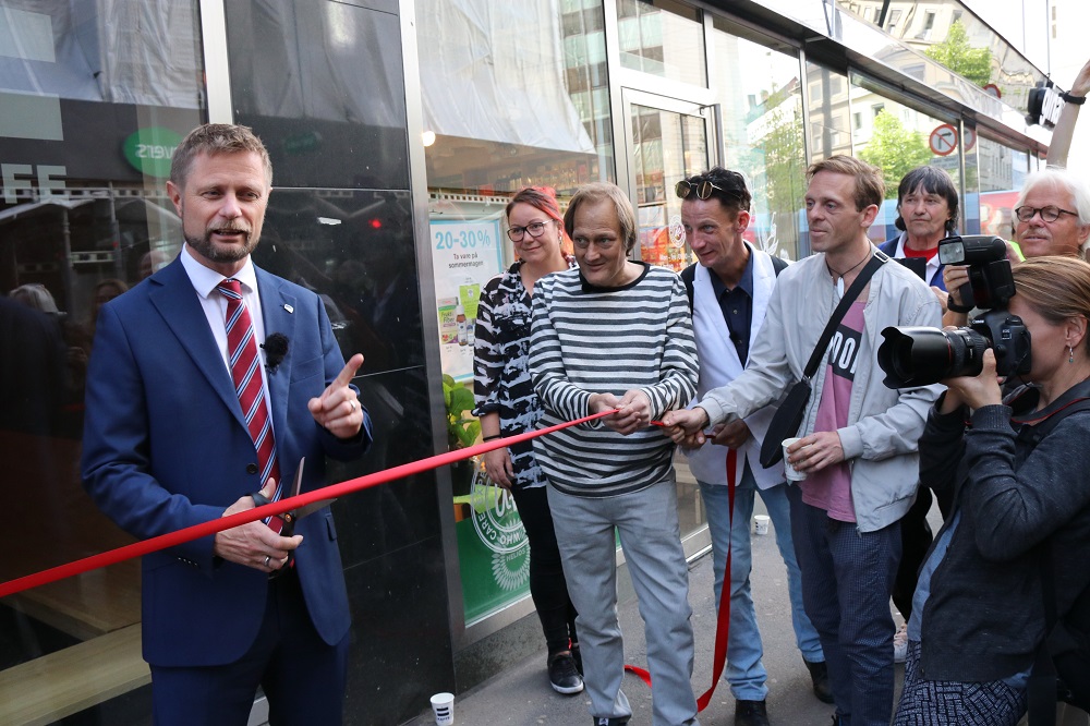 From the grand opening party 28.6 outside of the coffee bar in Akersgata 32. From the left: Norwegian minister of health Bent Høie, managing director of =Oslo and =Kaffe Camilla Svingen, barista and vendor Christer Modin, barista and vendor Sondre Foyn Gullvåg and barista and vendor Richard Prøsch