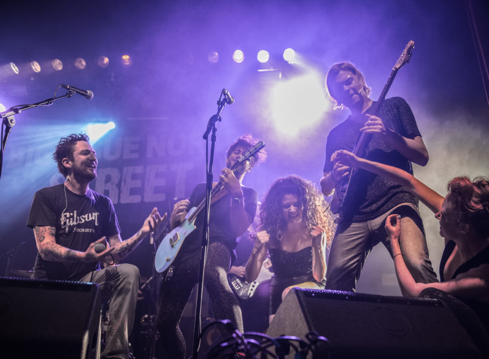 Frank Turner plays with Felix Hagan and the Family during an encore. Credit: Wendy Keogh.