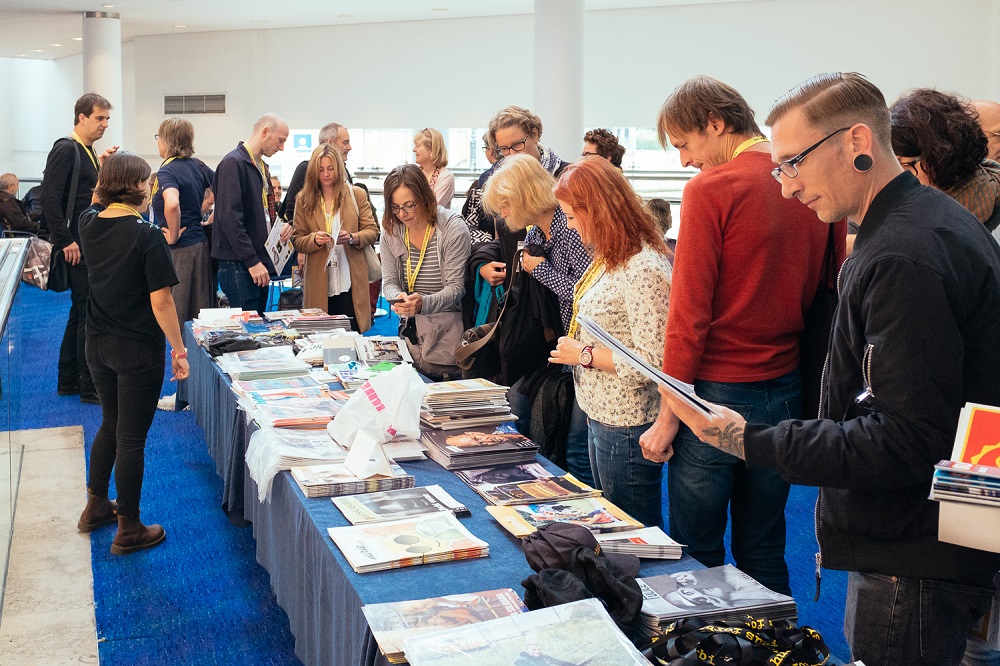 Delegates sharing papers. Photo: bodo, Germany.