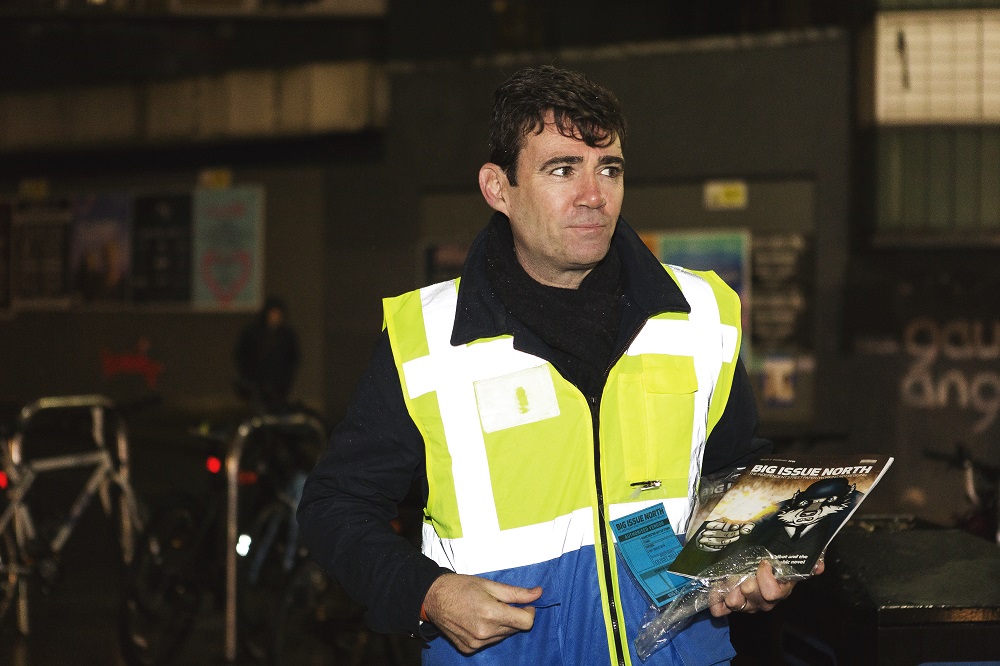 Greater Manchester Mayor Andy Burnham sells Big Issue North during #VendorWeek2018 (Credit: Rebecca Lupton)