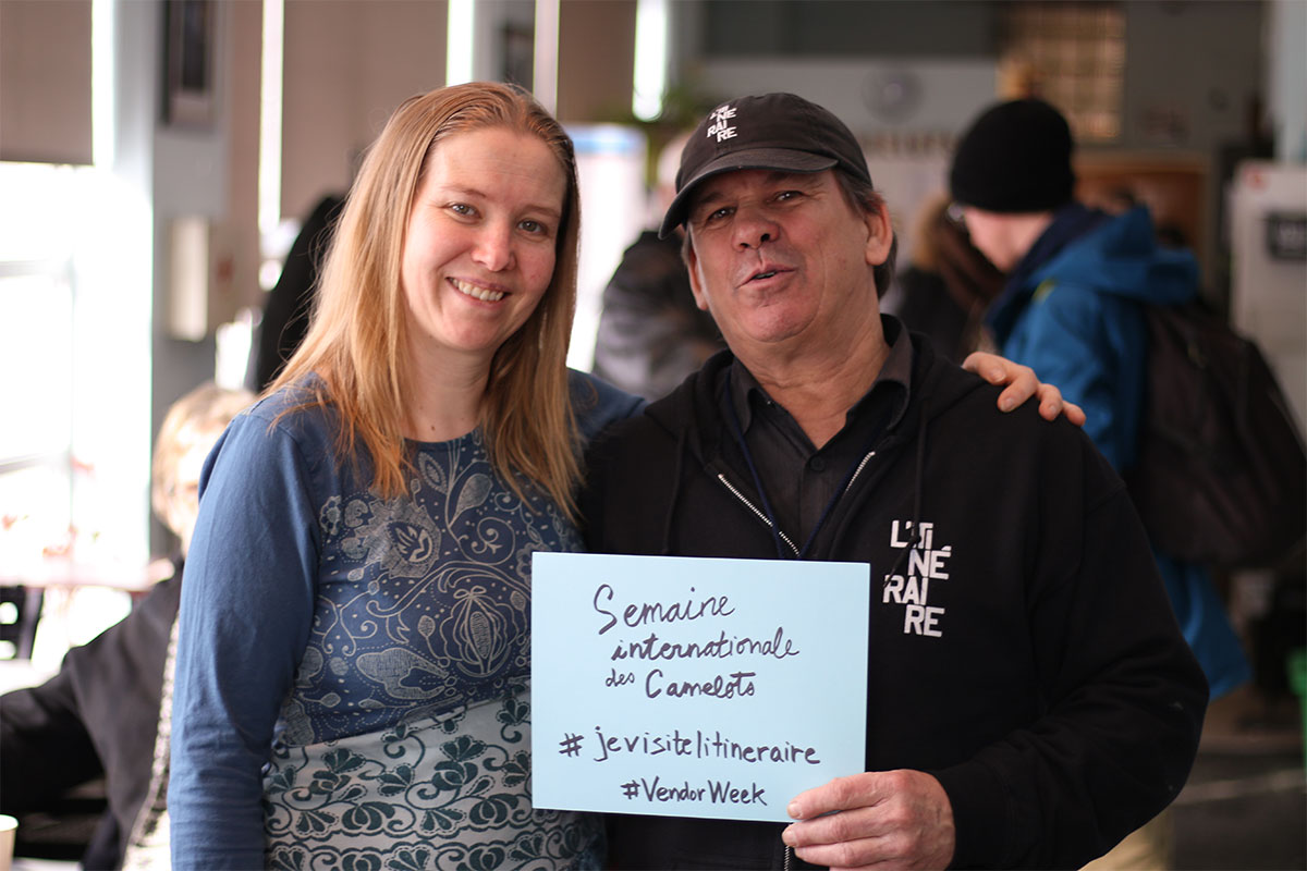 Vendor Representative Yvon Massicotte with a visitor. Photo: Mario Alberto Reyes Alberto.