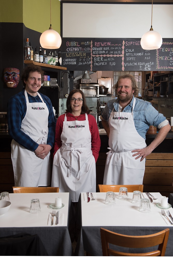 From left to right: Jannes Vahl, Hinz&Kunzt's Sybille Arendt and Lutz Bornhöft. Credit: Mauricio Bustamante