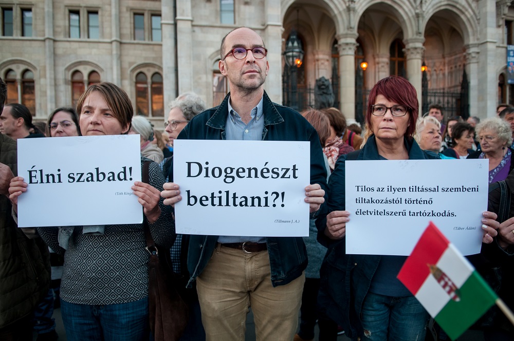 Egy mondat (One sentence) - Members of the oublic stand with homeless organisations and homeless people to protest the new anti-homelessness laws in Hungary (Credit: A Város Mindenkié)