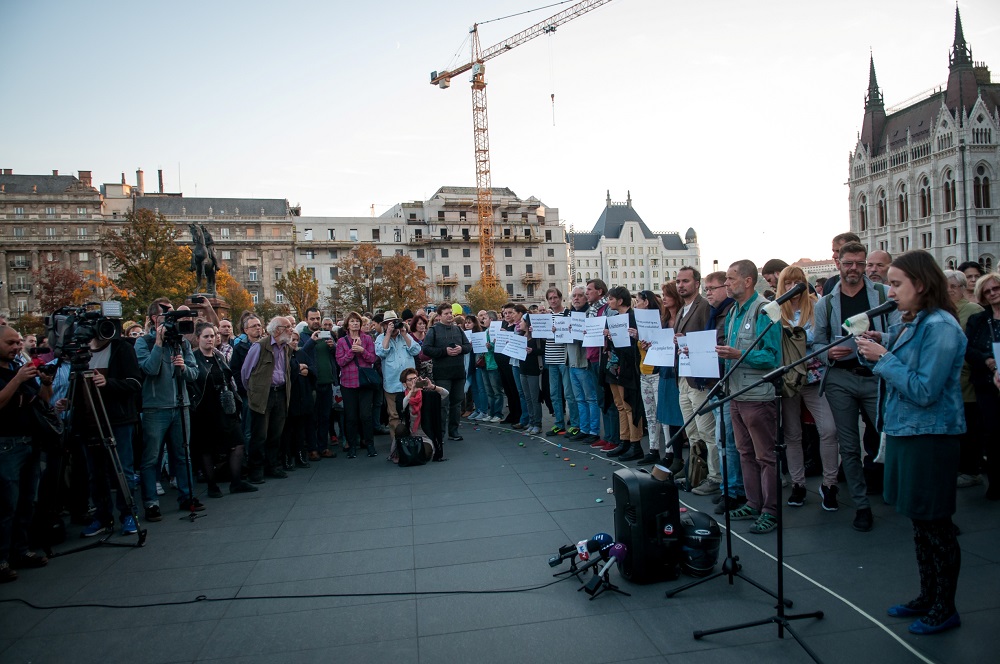 Egy mondat (One sentence) - Members of the oublic stand with homeless organisations and homeless people to protest the new anti-homelessness laws in Hungary (Credit: A Város Mindenkié)