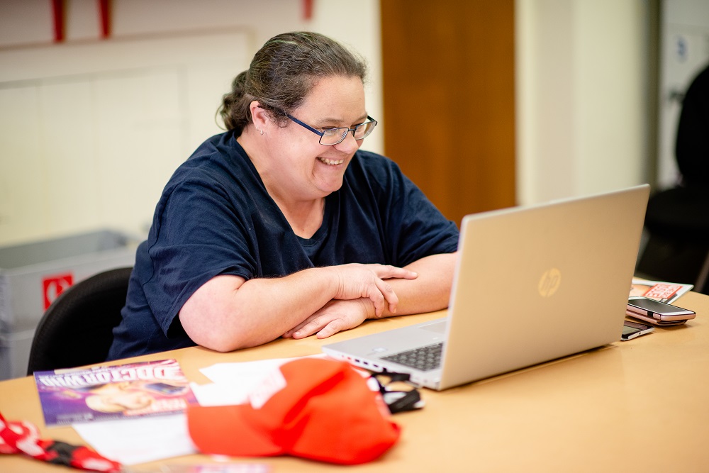 Big Issue Australia vendor Cindy talks to Lynne via video chat (Credit: Nat Rogers)