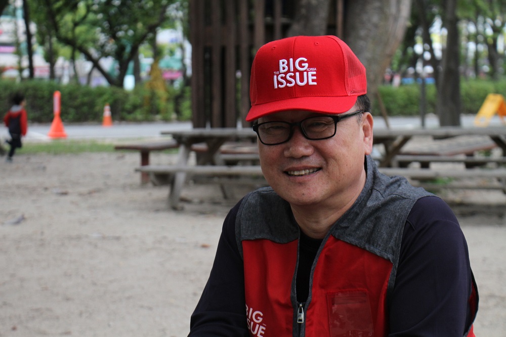 Big Issue Korea vendor Yeong-su Moon (Credit: Goya Choi)