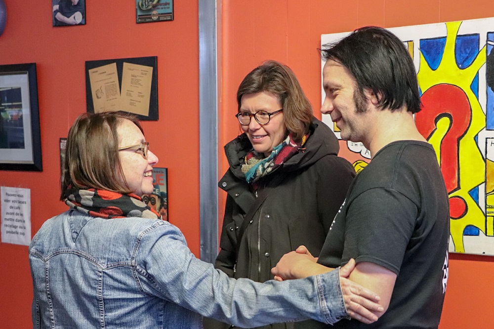 Anita (volunteer on the left), Jean-Claude (vendor) and a visitor . Credit: Alexandre Duguay.