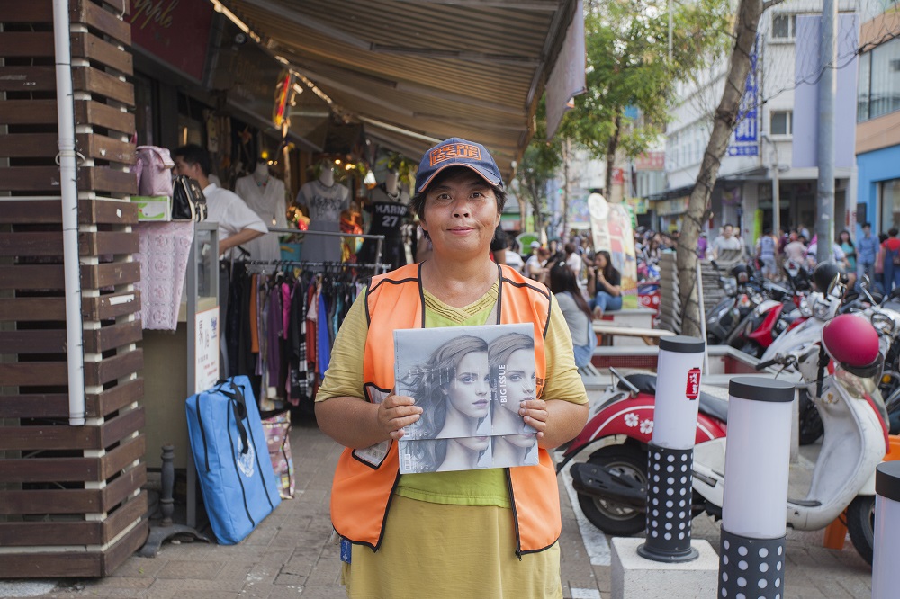 Mei-hung Sung, magazine seller on Guohua Street, Tainan (Credit: Yu-ruei Lu / The Big Issue Taiwan) 