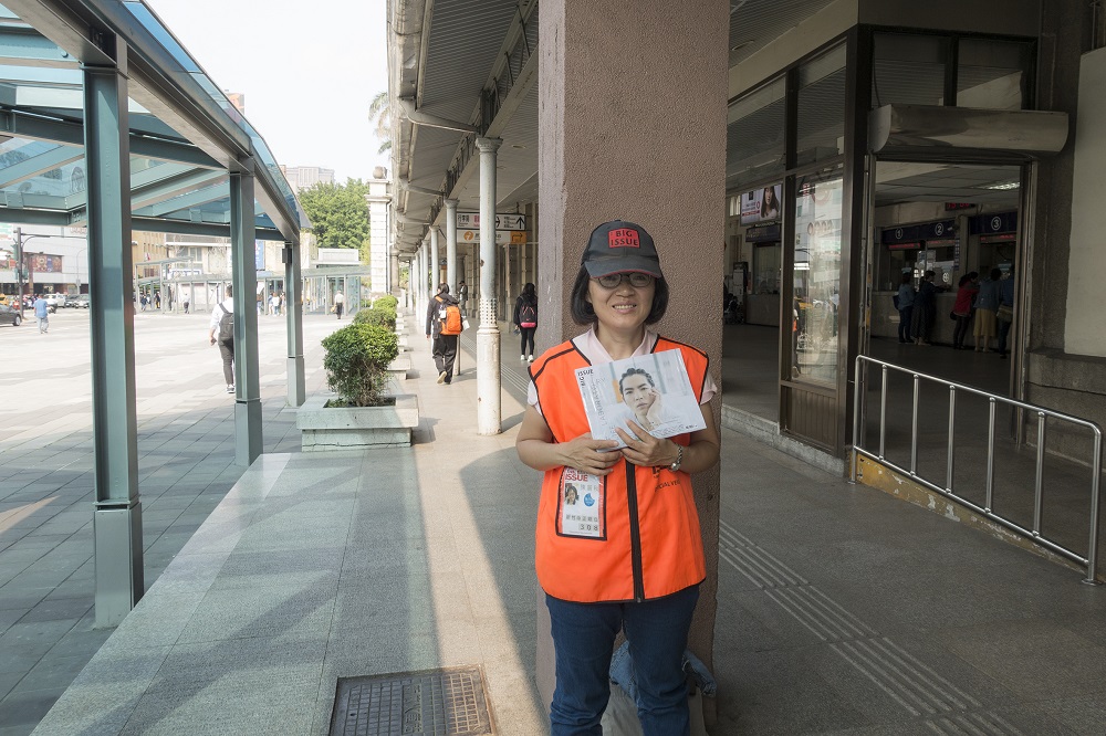 Big Issue Taiwan vendor Li-qiu Chen at Hsinchu Railway Station. [Courtesy of The Big Issue Taiwan]