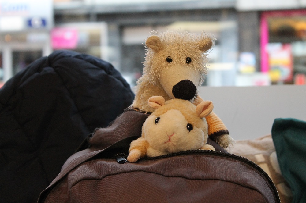 Lothar’s rucksack sits next to him on the bench with his two mascots, Anja-Marie the hamster and Lukas the polar bear. Photo: Sabrina Burbach