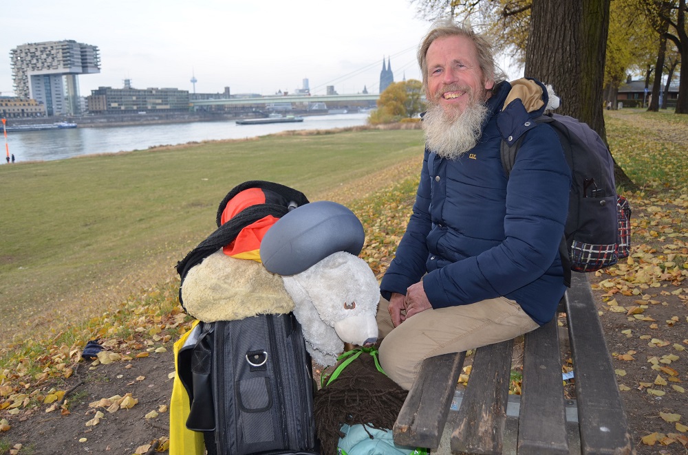 Lothar with his things next to a Draussenseiter editorial meeting outside the OASE building, a non-profit and charitable association for homeless people. Photo: Marie Breer