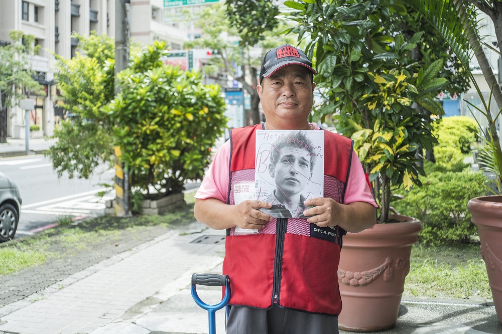 Big Issue Taiwan vendor Jin-feng Shiu at Kaohsiung Mecical University. [Courtesy of The Big Issue Taiwan]