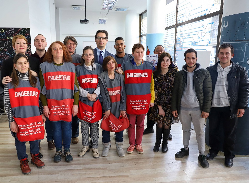 Lice v Lice editor Maja Ravanska (back row, far left) with vendors, vendor coordinator Ema Todorovska (front row, third from right) and President Stevo Pendarovski (back row, centre)