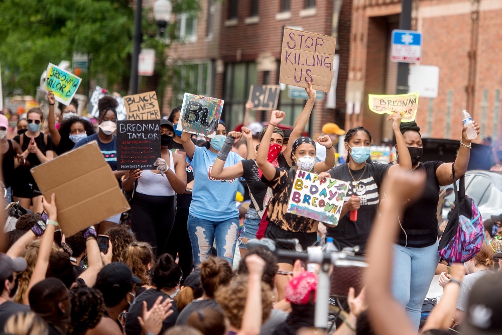 Protesters in the streets of Uptown. [Credit: Kathleen Hinkel/StreetWise]