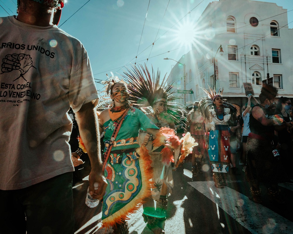 Protesters dance and march towards The Mission police station. [Credit: Kit Castagne]