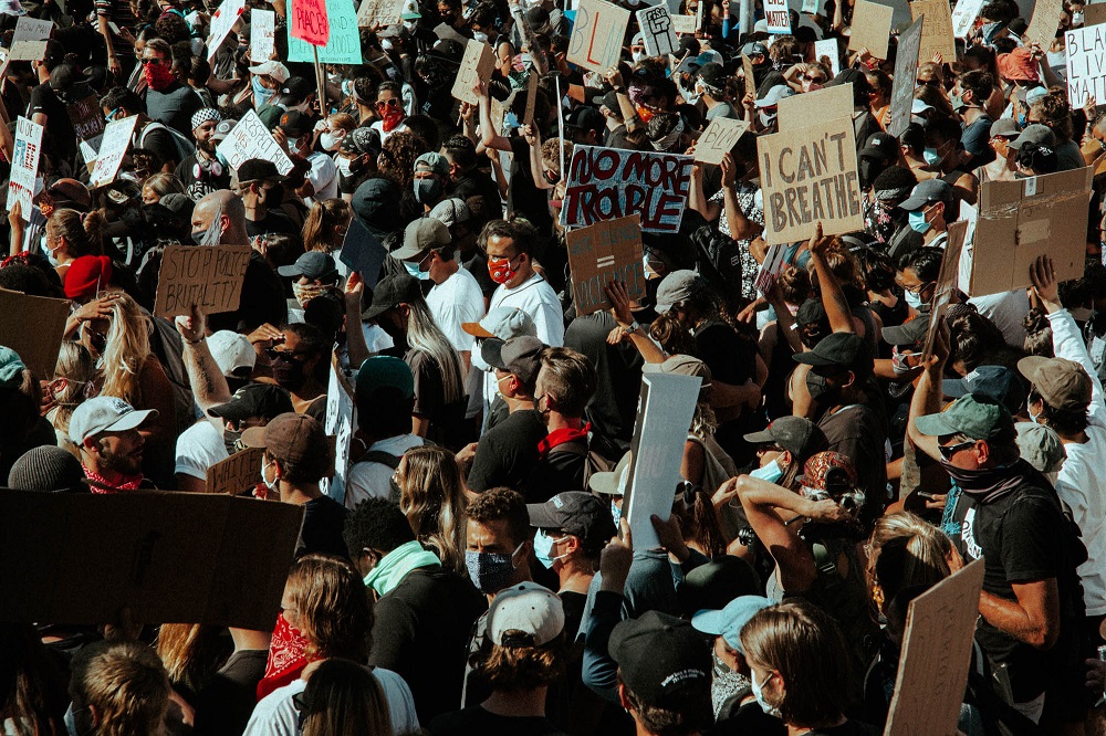 At the largest of San Francisco’s George Floyd protests to date, a dense crowd marches down 18th Street. [Credit: Kit Castagne]