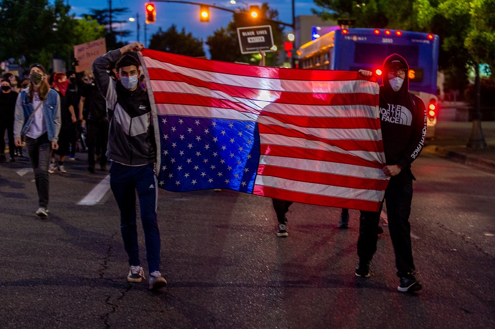 A couple thousand protested the death of George Floyd in the hands of the MIneapolis Police marching through the streets of Portland. The marchers had gathered  Peninsula Park, in Noroth Portland, for a vigil, then walked to the Justice Center in downtown Portland, to join ongoing protest demanding justice. (Photo by Diego G Diaz).