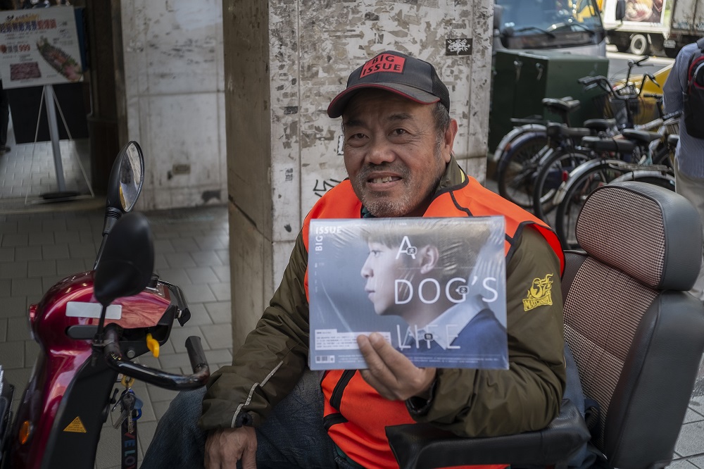 Kuen-hua Shiu, The Big Issue Taiwan vendor at Dingxi Station. Photo by Yu-rei Lu.