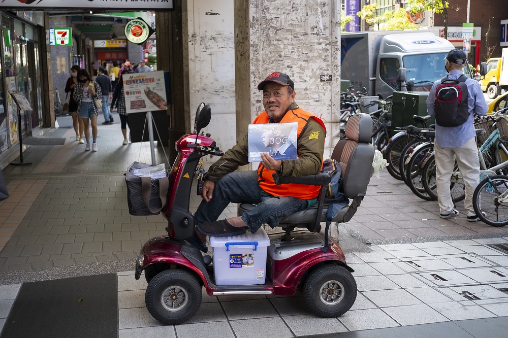 Kuen-hua Shiu, The Big Issue Taiwan vendor at Dingxi Station. Photo by Yu-ruei Lu.