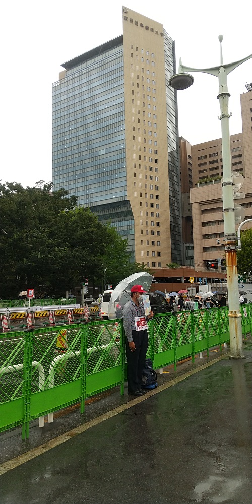 BIJ vendor Nakajima Yoshiyuki at his pitch at Ochanomizu, Tokyo