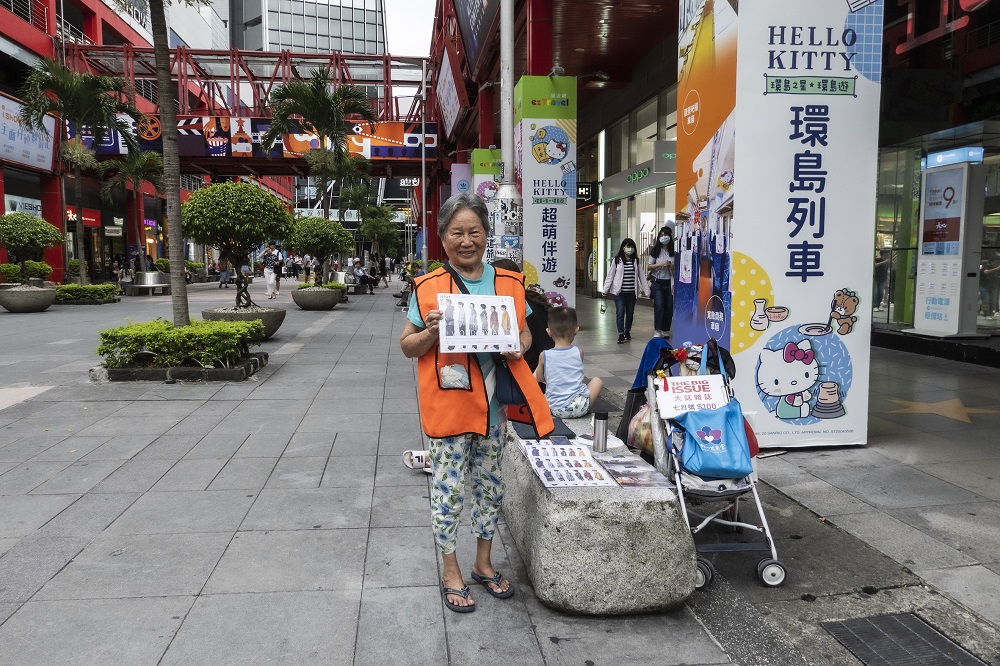 Ms. Chuang carries her issues, water bottle, fan, umbrella, etc. in the second-hand stroller served as her trolley. [Credit: Yu-ruei Lu]